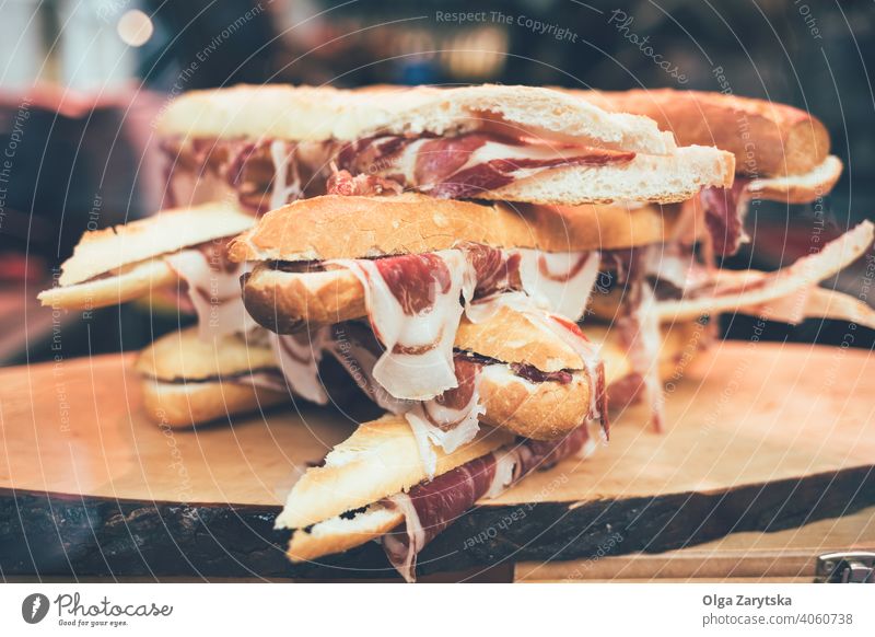 Iberische Schinken-Sandwiches. Belegtes Brot Jamón Fleisch Feinschmecker Spanisch Essen zubereiten Serrano hamon Bestandteil Lebensmittel Fastfood appetaizer