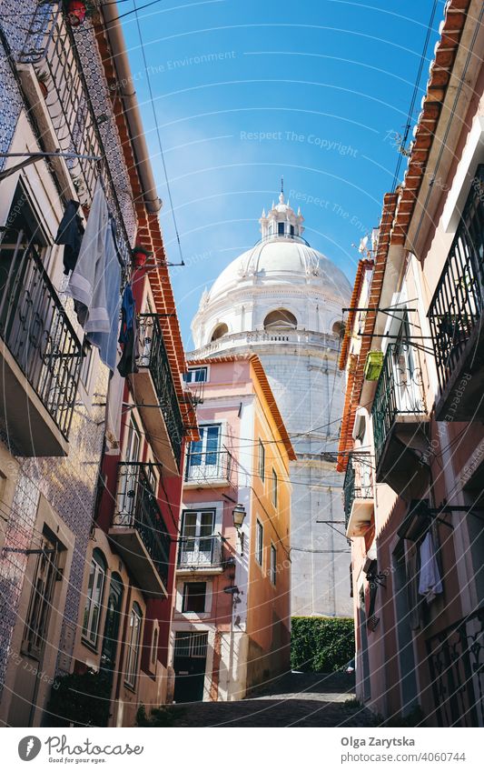 Porto, Portugal, September 2019: Kreativer Blick auf das Pantheon in Lissabon, Portugal. Alfama Großstadt Stadtbild Europa lisboa alt Portugiesisch malerisch