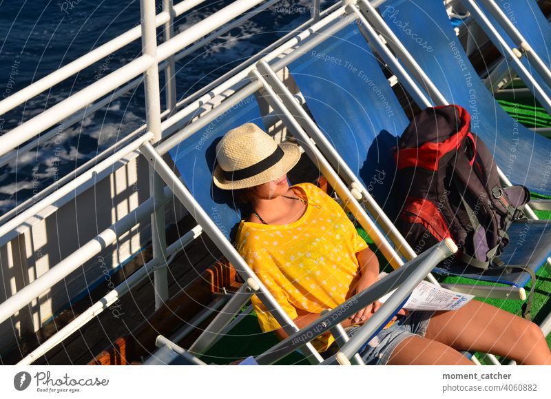 Nickerchen auf Boot nickerchen machen Pause Erholung Urlaub Bootsfahrt Ferien & Urlaub & Reisen Sonnenhut Sommer Tourismus Meer Sommerurlaub Farbfoto Rucksack