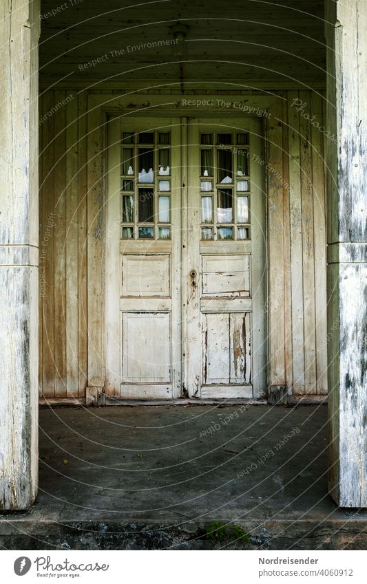 Geheimnisvolle Tür an einem alten Holzhaus tür architektur holz eingang bauwerk patina haustür geheimnisvoll mystisch mystik spannung vintage wand hölzern