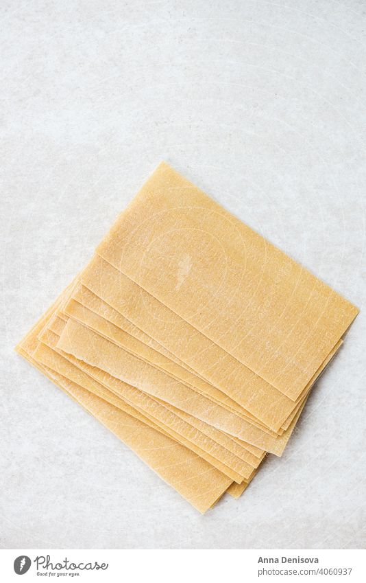Zutaten für vegetarische Spinat-Ricotta-Lasagne Bestandteil Vegetarier Käse Parmesan Mozzarella Zwiebel Spätzle Laken grün Lebensmittel Basilikum Tisch roh