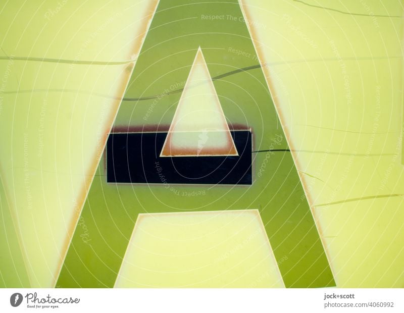 A und Divis verwittert auf dem Kasten Design Kunststoff Typographie retro grün-gelb Reaktionen u. Effekte Doppelbelichtung Leuchtkasten abstrakt