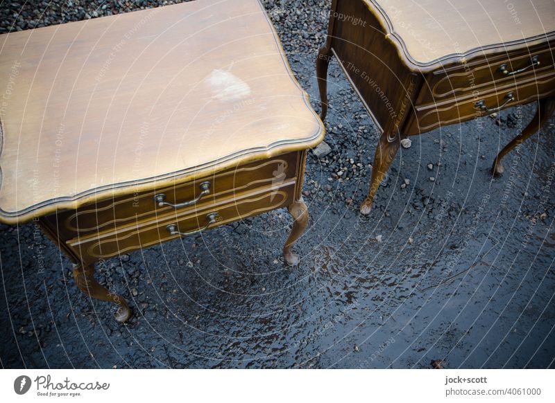 Mobiliar auf feuchten unbefestigten Boden Nachttisch Möbel altmodisch Schublade Jugendstil gebraucht fleckig Erdboden Feuchtigkeit nebeneinander
