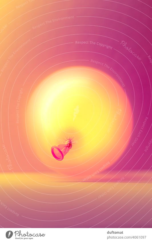 Makroaufnahme eines aufgerollten gelben Maßbandes auf Pinke Hintergrund Studioaufnahme Studiobeleuchtung rosa weich Tiefe pink Luftballon Weichheit Unschärfe