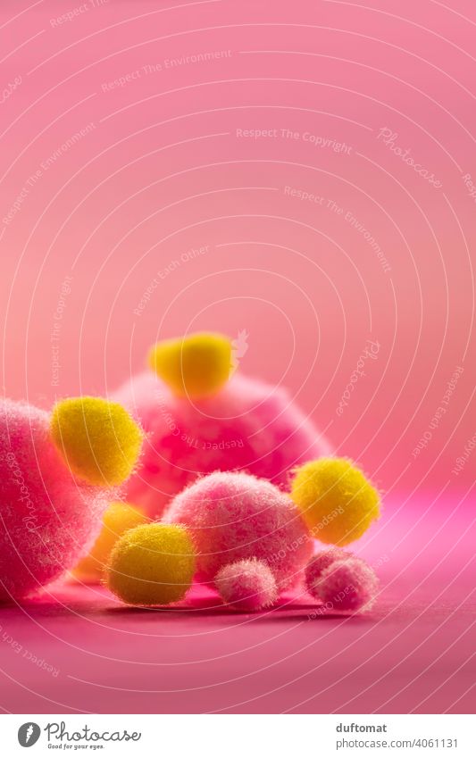 Makroaufnahme eines aufgerollten gelben Maßbandes auf Pinke Hintergrund Studioaufnahme Studiobeleuchtung rosa Pom pom Band weich Frühling Tiefe pink fluffig
