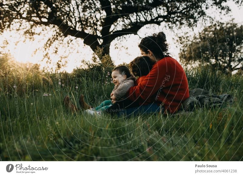 Mutter umarmt zwei Kinder im Freien Mutterschaft Muttertag Mutterliebe Kaukasier Familie & Verwandtschaft Liebe Zusammensein Zusammengehörigkeitsgefühl Umarmung