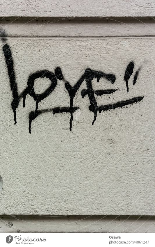 Rough Love Subkultur Gedeckte Farben grau handschriftlich authentisch Aussage Menschenleer Außenaufnahme Wand Mauer Graffiti Fassade Wort Haus Stadt Text