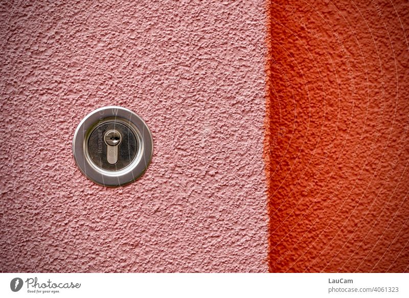 Silbernes Schloss auf rosarotem Hintergrund Wand Hauswand Schlüsselloch abschließen farbig farbiger Hintergrund Farbe farbenfroh farbenfroher Hintergrund Muster