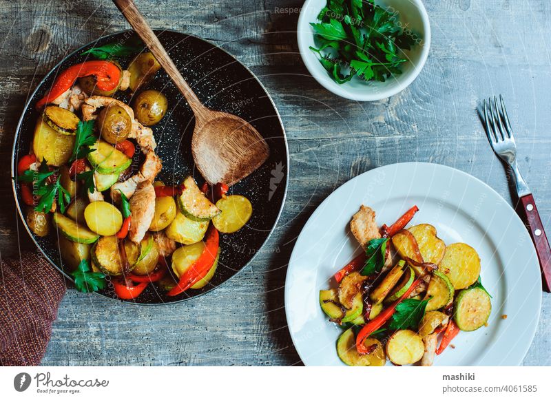 Leckeres gesundes Abendessen nach Bauernart - Hähnchenbrust gebacken mit Gemüse der Saison Kartoffel Paprika Fleisch Truthahn Lebensmittel Mahlzeit gebraten