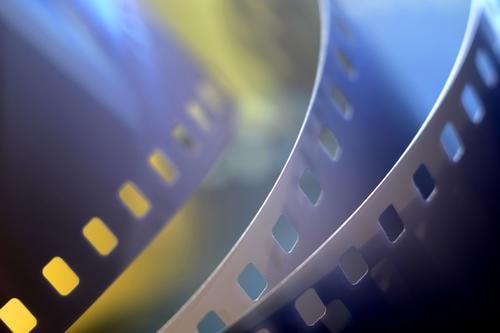 35-mm-Negativfilm in violett-blauem und gelbem Licht 35mm abstrakt analog Antiquität Kunst künstlerisch Hintergrund schwarz schwarz auf weiß Unschärfe