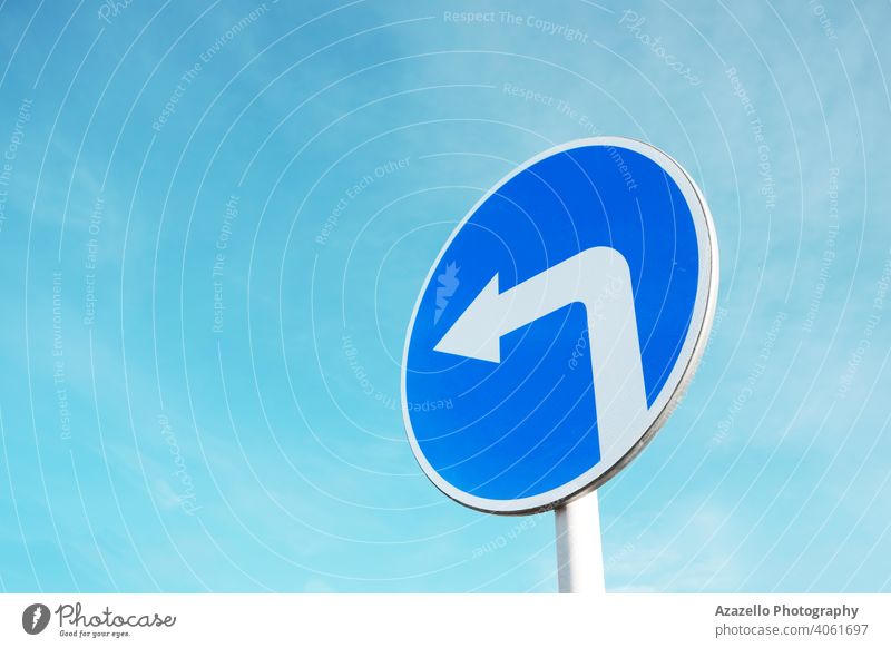 Blaues Straßenschild bedeutet Abbiegen nach links Design Ikon Konzept Information Pfeil Aufmerksamkeit blau Pflege Vorsicht kreisrund konzeptionell Regie