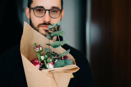 Mann mit Blumenstrauß Brille Bart Valentinstag Aufmerksamkeit Entschuldigung Danke Mitbringsel Schwiegersohn Muttertag Sohn Geburtstag Geschenk Eukalyptus