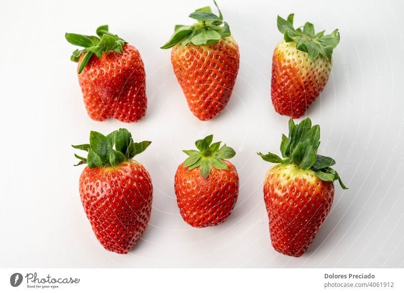 Mehrere große und leckere Erdbeeren der Saison Frucht reif frisch rot Beeren Korb Menschengruppe Teller grün Blatt Ernte Pflanze Bestandteil erdbeeren
