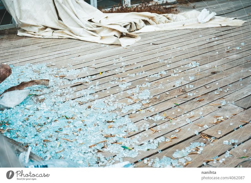 Bild einer Glasscherbe nach Vandalismus gebrochen Kristalle Schaden pleite Treffer alt Beschädigte Riss Schuss Verwesung Verlassen Textur texturiert Ressource