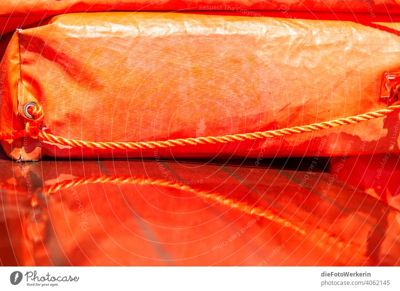 Orangene Rettungsinsel mit Spiegelung Fahrzeug Farben Farbenfroh Madraque Meer Niederlande Schiff See Segeln Wassersport Wattenmeer orange Europa