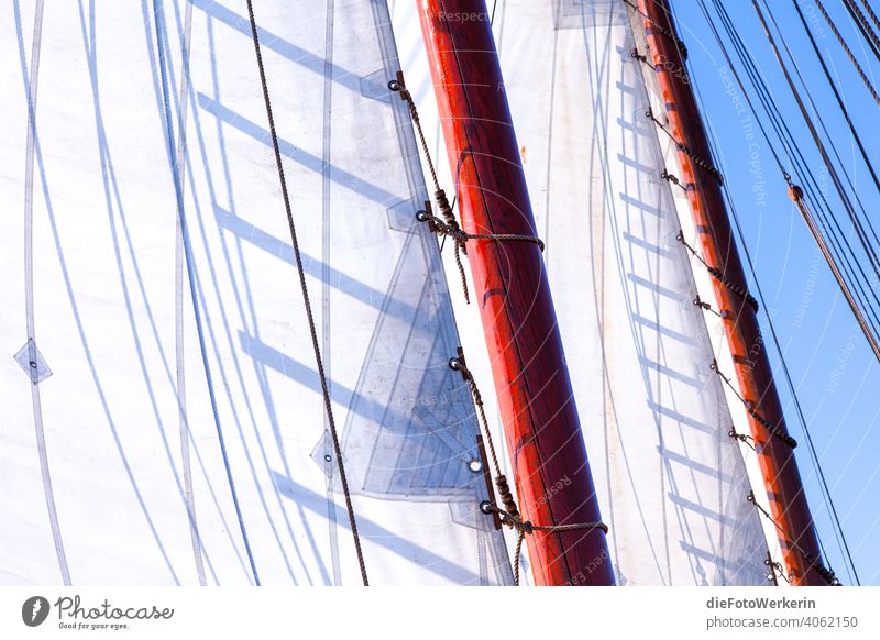 Weiße Segel im Sonnenschein Europa Farben Hell Landschaft Madraque Meer Natur Niederlande Schiff See Segeln Wattenmeer blau Mast Schatten
