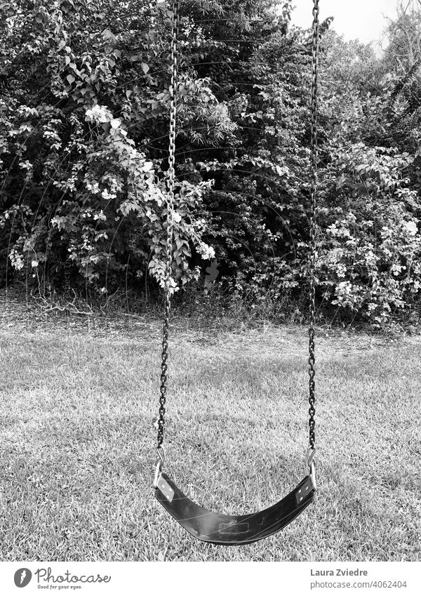 Einsame Kinder Spielplatz pendeln swinging schaukeln Spielen Kindheit Freude Park Kindergarten Spielplatzgeräte Spielplätze Kleinkind Spielzeug Außenaufnahme