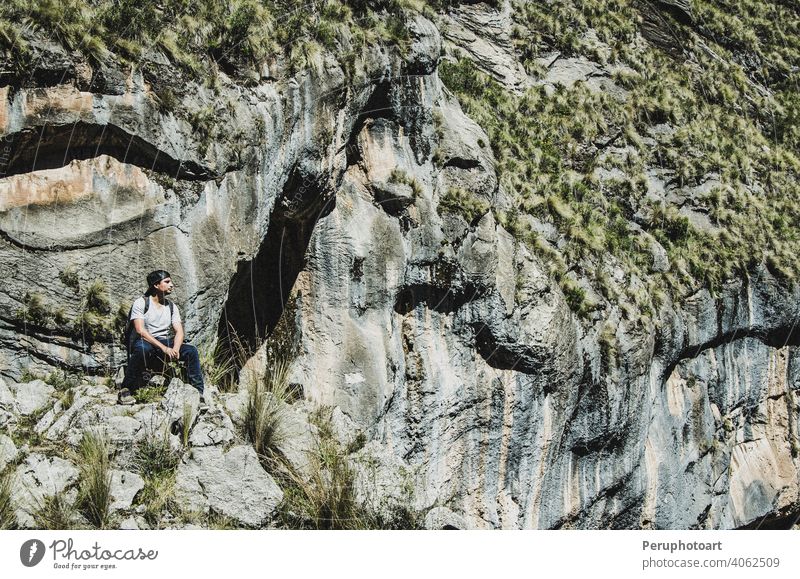 Wanderer mit Rucksack genießt die Aussicht auf das Tal vom Gipfel eines Berges Tourist Berge u. Gebirge Top reisen Mann Felsen wandern Tourismus Park Baum