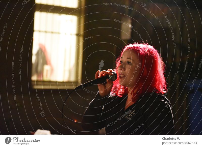 Hofkonzert II Konzert Sängerin Frau Künstlerin Musik Musikerin rote Haare singen Singend Mikrofon Gesang Klang Stimme Rhythmus Blues Lichtblick eine person