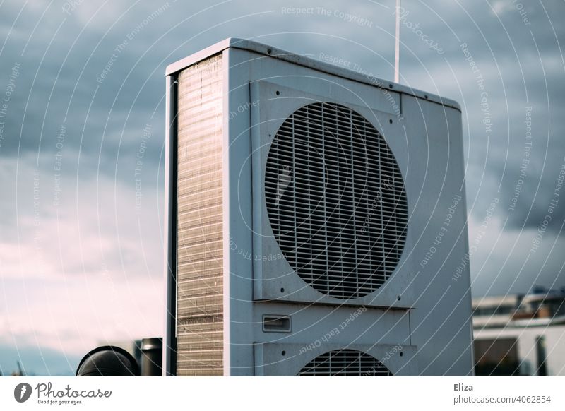 Luftwärmepumpe auf dem Dach eines Wohnhauses. Moderne und umweltfreundliche Heiztechnik. Heizung nachhaltig modern Haus heizen Energiegewinnung Wärmegewinnung