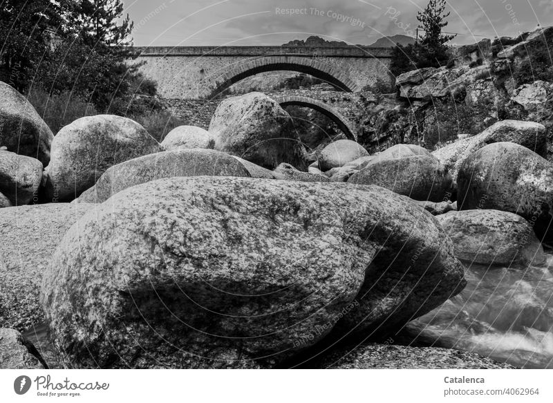 Zwei alte Steinbrücken spannen sich über den felsigen Gebirgsbach Natur Wasser Bach fließen schnell sprudelnd Gewässer Berge Gebirge Brücken Steine Wege himme