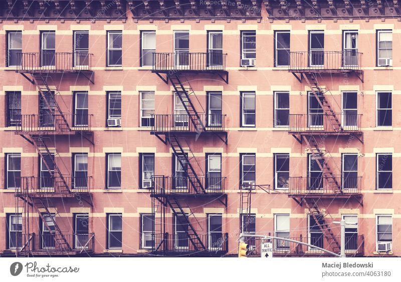 Altes Mietshausgebäude mit Feuerleitern, farbig getöntes Bild, New York City, USA. Gebäude New York State Großstadt Feuertreppe Haus nyc retro Symbol alt
