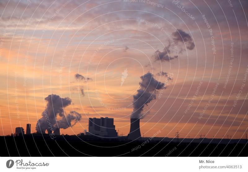 Kraftwerk in der Dämmerung Kühlturm Umweltverschmutzung Kohlekraftwerk Industrieanlage Klimawandel Umweltschutz Schornstein CO2-Ausstoß Emission