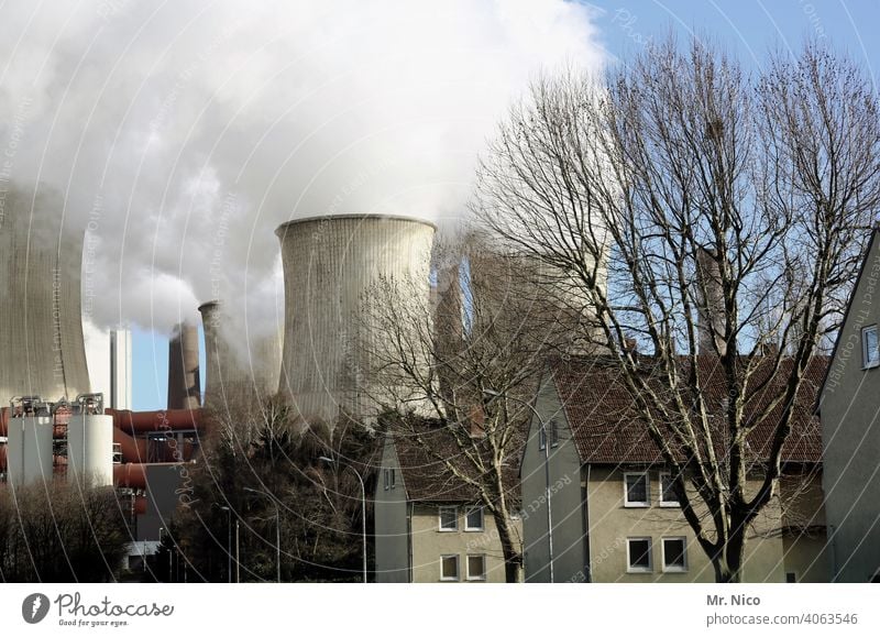 Arbeitersiedlung Mehrfamilienhaus Kühlturm Wasserdampf Umweltverschmutzung Dorf Klimawandel Kohlekraftwerk Energiewirtschaft Fabrik Industrie Haus Schornstein