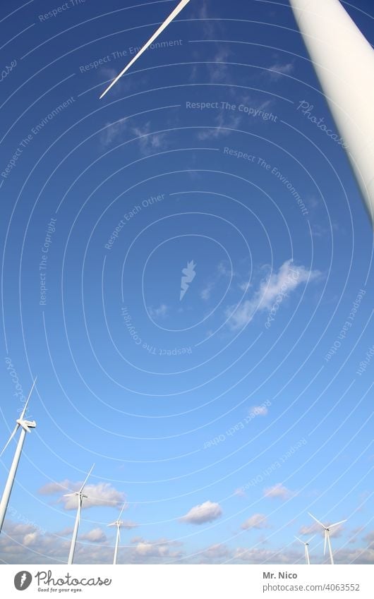 Windpark Turbine Strom Wolken Windräder Elektrizität weiß blau Blauer Himmel Flügel Innovation Erzeuger Ressource regenerativ nachhaltig Ökostrom Kraft Windrad