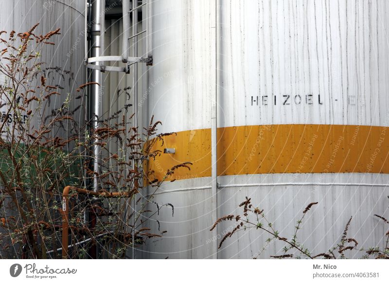 Heizoel Heizkraftwerk Heizöl Tank heizöllager Raffinerie Industrie Erdöl Fabrik Brennstoff Umwelt Rohrleitung weiß grau gelb Sträucher Benzin Industrieanlage