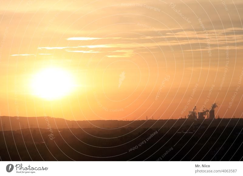 Kraftwerk im Sonnenuntergang Kühlturm Kohlekraftwerk Umweltverschmutzung Umweltschutz Klimawandel Industrieanlage Schornstein Erneuerbare Energie Emission