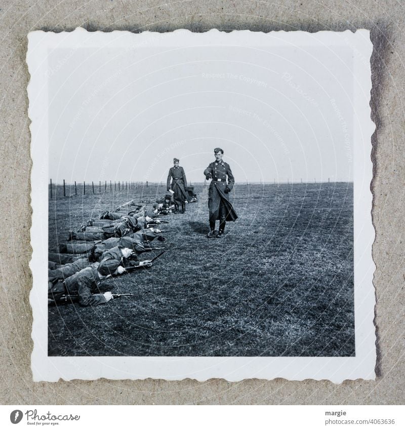Foto einer Wehrmachtsübung,  2. Weltkrieg Fotografie Übung Gewehr Vorgesetzter Krieg Kriegsschauplatz Außenaufnahme Vergangenheit alt Trauer Natur Menschenleer