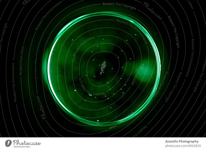 Abstrakte Kugel in Grün mit kleiner Blase. Griechischer Kreis auf schwarzem Hintergrund abstrakt Kunst astral Transparente Unschärfe verschwommen hell