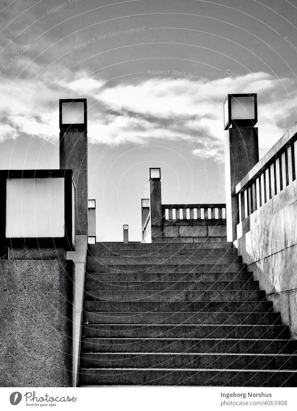 Treppe mit quadratischen Laternenpfählen, schwarz und weiß Laternenpfahl Freitreppe Architektur Strukturen & Formen eckig Außenaufnahme Tag Muster Linien