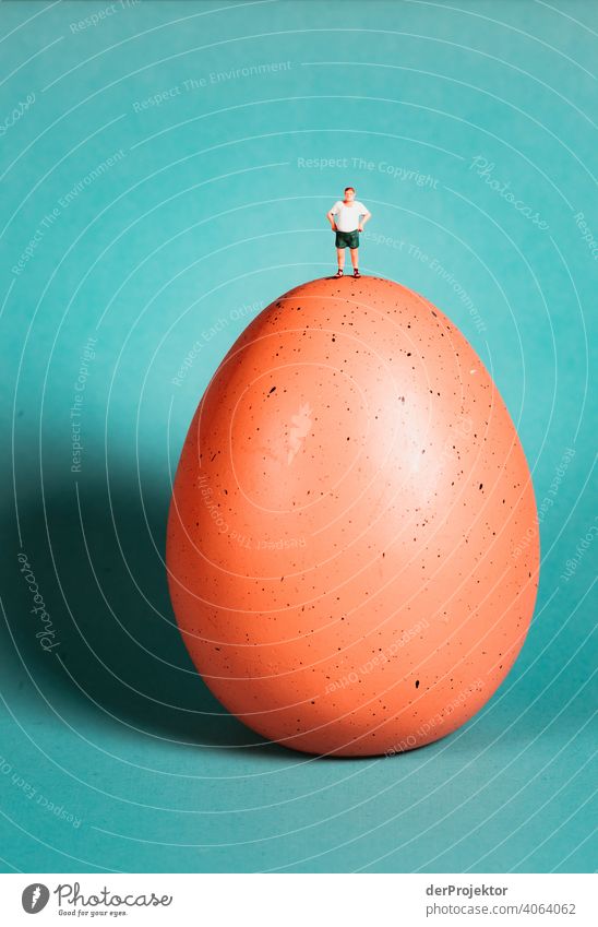 Mann mit grüner steht auf einem Ei Miniatur minimalistisch fake künstlich Künstlerisch ostereiersuche Eierschale Studiobeleuchtung Religion & Glaube
