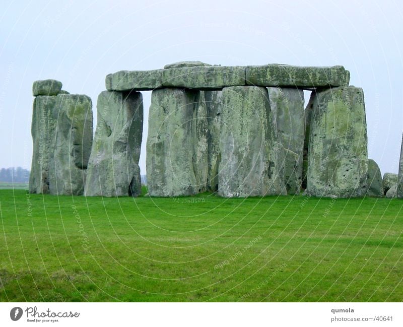 Stoneheng Farbfoto Außenaufnahme Textfreiraum unten Tag Kontrast Natur Landschaft Urelemente Himmel schlechtes Wetter Grünpflanze Wiese Ruine Tor Observatorium