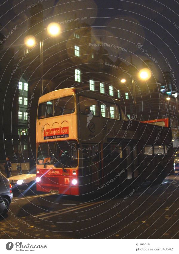 London Bus Farbfoto Gedeckte Farben Außenaufnahme Experiment Textfreiraum rechts Textfreiraum unten Nacht Licht Reflexion & Spiegelung Gegenlicht