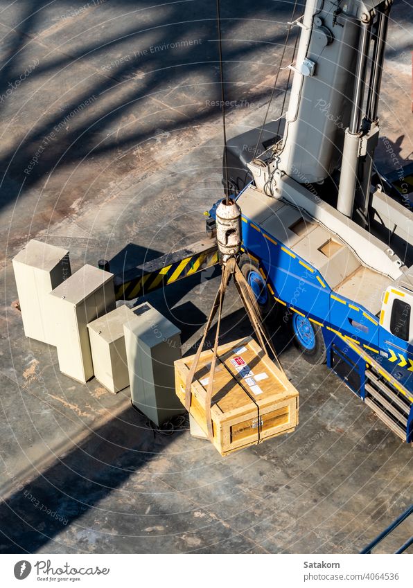 Der Kran hebt die Holzkiste für den Transport des radioaktiven Instrumentenhalters Kranich Arbeit führen hoch Maschine industriell schwer Gerät Paket hölzern