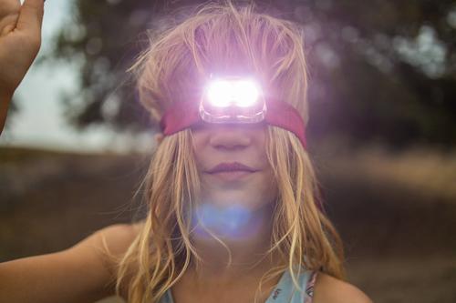 Mädchen mit Kopftaschenlampe im Freien Spaß Menschen Sommer Camping retro altehrwürdig Taschenlampe reisen Abenteuer Kindheit Stirnlampe Scheinwerfer Abend