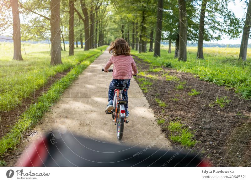 Kleines Mädchen Radfahren auf dem Lande Familie Sicherheit Menschen Kinder Fahrradfahren Zyklus Europa holländisch Niederlande im Freien Natur Rücken