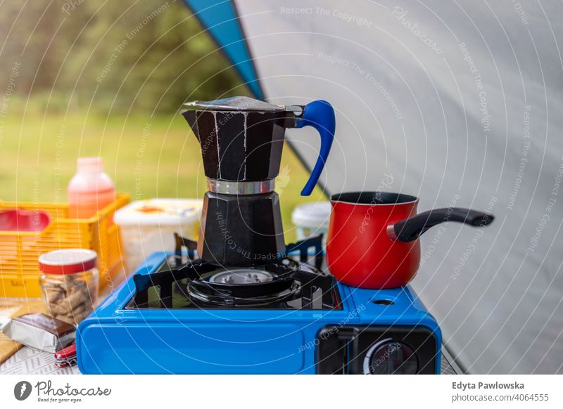 Kaffeemaschine auf einem Gaskocher außerhalb eines Zeltes Campingkocher reisen mokka Gasherd Kocher Abenteuer schwarz Frühstück Cappuccino Kaffeekanne