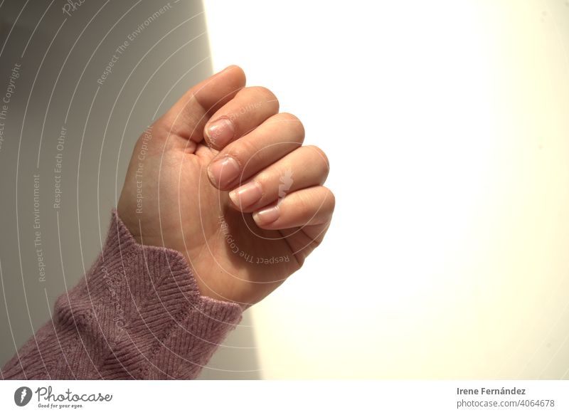 Bild einer Frauenhand mit ihrer Pflege für ihre Nägel Hände Schönheit Nagellack nageln Naturhintergrund selbstgemacht Nahaufnahme im Innenbereich