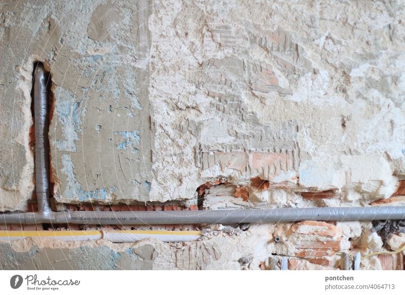 Sanierung. verkleidete Rohre in einer Wand. Mauerwerk, Ziegeln rohre wasserleitung sanierung mauerwerk ziegeln umbau Haus Gebäude Architektur Baustelle Bauwerk