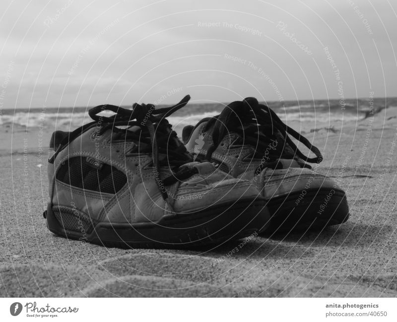 Schuhe machen Pause Strand Meer Ferien & Urlaub & Reisen Freizeit & Hobby Sand Schwarzweißfoto