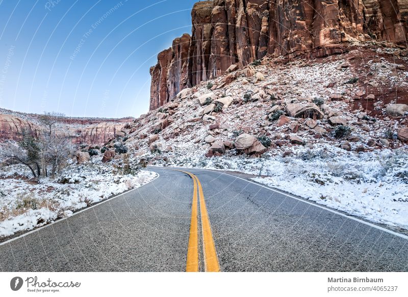 Früher Winter, Straße, die zum Needles Overlook in Utah führt, mit Schnee weitergeben Canyonlands National Park Arches National Park Tal Tourismus USA reisen