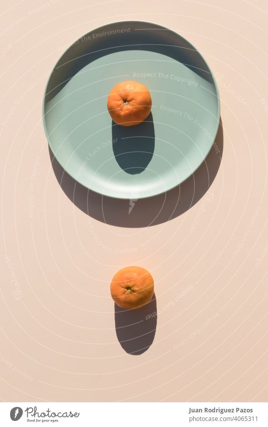 Minimalistisches Bild von zwei Mandarinen sehr wenige geometrische Form harte Schatten Gesundheit Frucht gerundet orange Farbe minimalistisch Vitamin