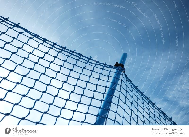 Blaues monochromes Bild eines Zauns aus einem Netz Gegend Atmosphäre Hintergrund Barriere Borte Geflecht Wolken Konstruktion Gefahr Design diagonal Teilung