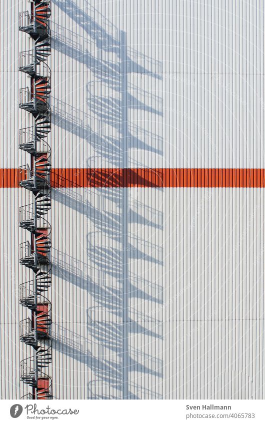 runde Feuerleiter wirft große Schatten bremen dna schatten treppe Muster Fassade ästhetisch modern Außenaufnahme Farbfoto Bremen Symmetrie Strukturen & Formen