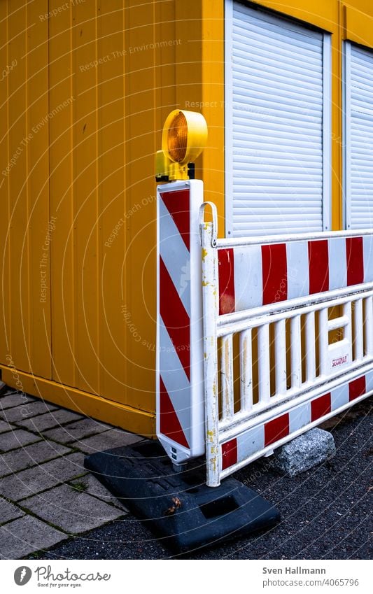 rot-weiße Absperrung vor Container Baustelle Rollläden gestreift orange Schutz Sicherheit Außenaufnahme Verbote Absperrband Barriere Gitter verbot Metall