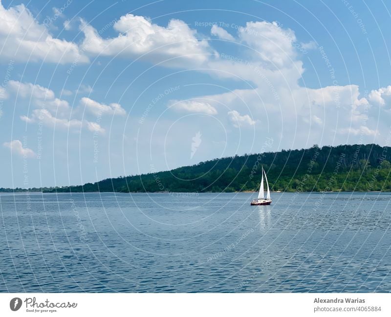 Segelboot auf einem See (Geiseltalsee) Segelschiff Segeln Boot geiseltalsee Bootsfahrt Himmel Wolken Wolkenhimmel
